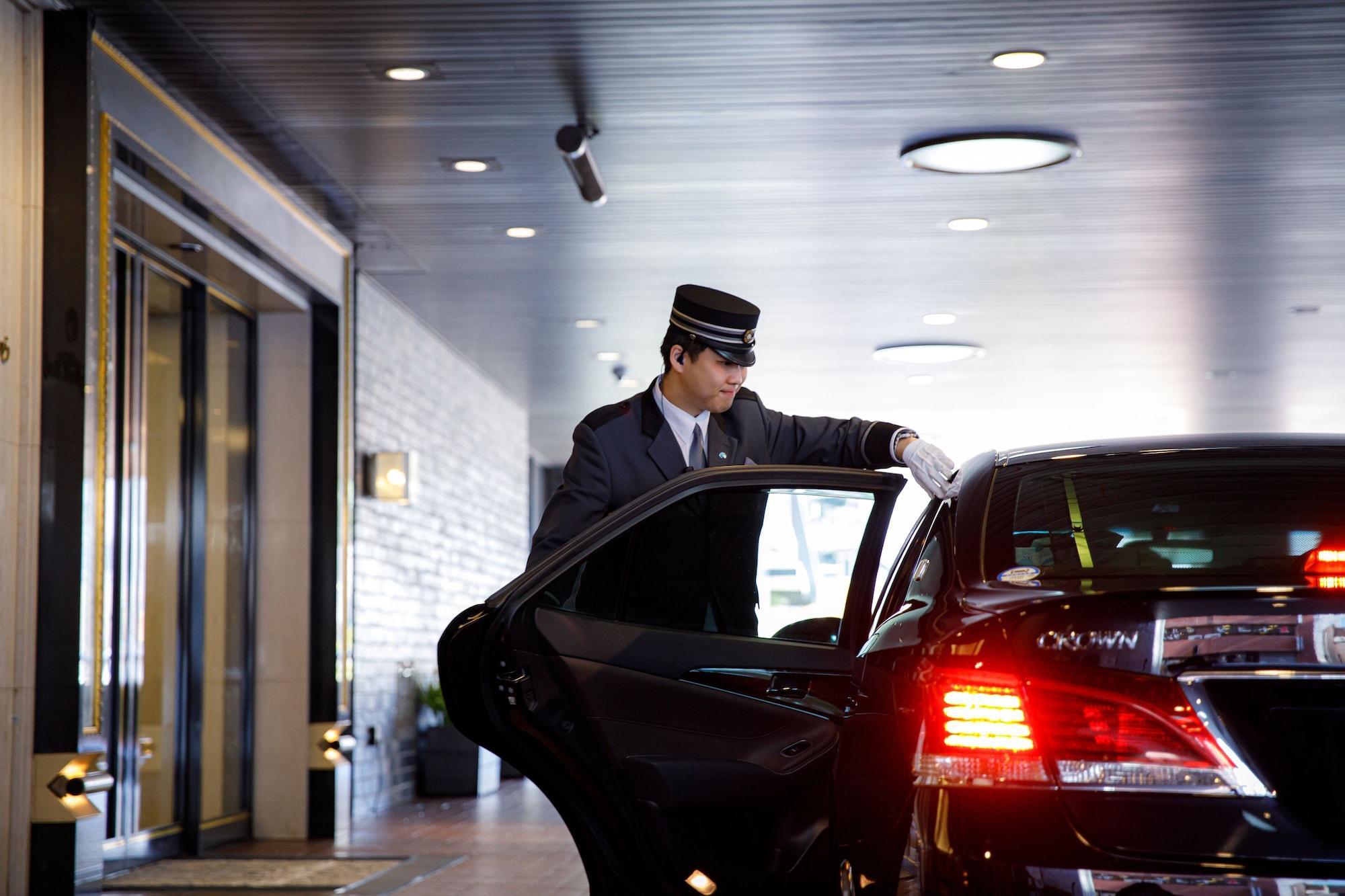Hotel New Otani Hakata Fukuoka  Extérieur photo A chauffeur opening a car door