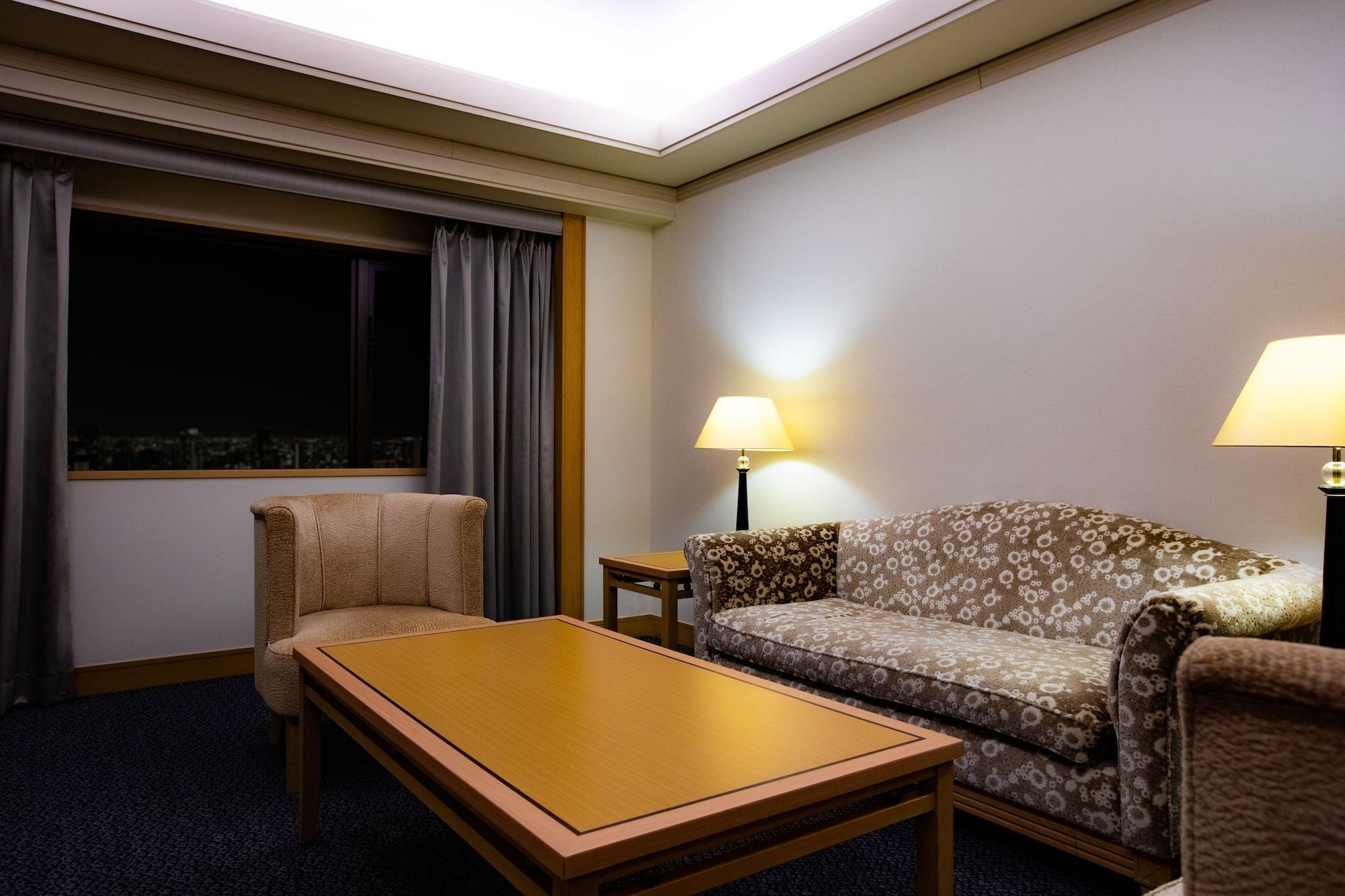 Hotel New Otani Hakata Fukuoka  Extérieur photo A living room in a suite at the hotel
