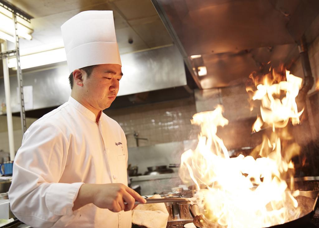 Hotel New Otani Hakata Fukuoka  Extérieur photo A chef cooking with a wok