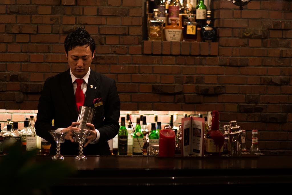 Hotel New Otani Hakata Fukuoka  Extérieur photo A bartender at work